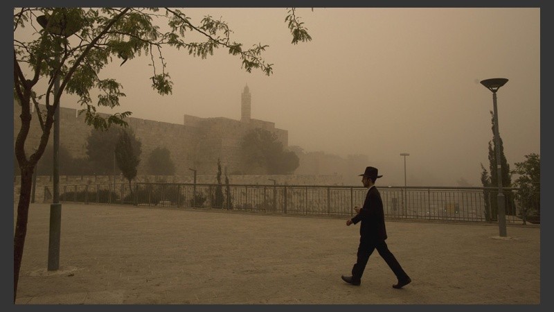 Las tormentas de polvo y arena son frecuentes en Oriente Medio debido a las masas de aire que proceden del desierto, en este caso de Irak. (EFE)
