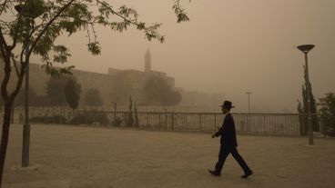 Las tormentas de polvo y arena son frecuentes en Oriente Medio debido a las masas de aire que proceden del desierto, en este caso de Irak. (EFE)