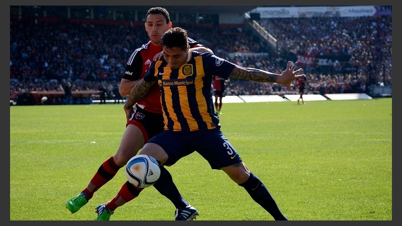 Álvarez la cubre ante Maxi Rodríguez.