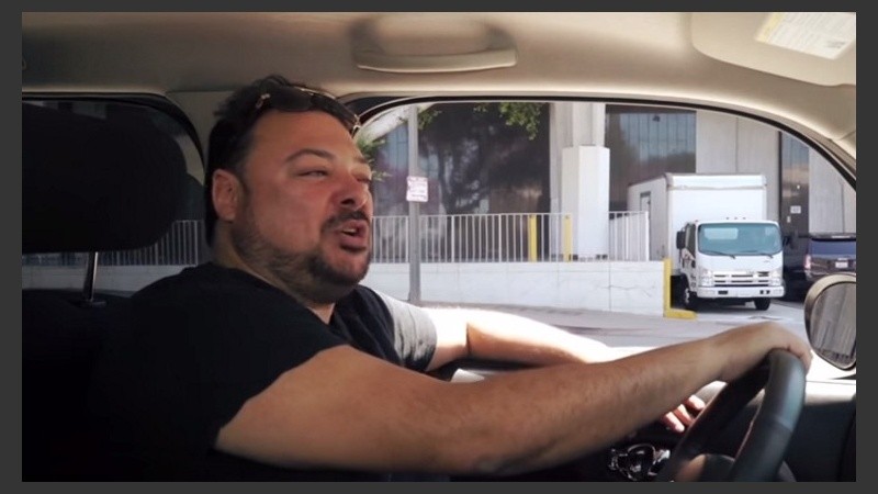 Según se desprende del video subido a la web, Carlos maneja un taxi a la fecha porque “necesito trabajar”. 