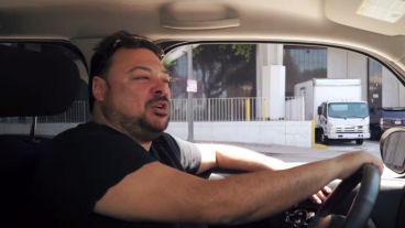 Según se desprende del video subido a la web, Carlos maneja un taxi a la fecha porque “necesito trabajar”.
