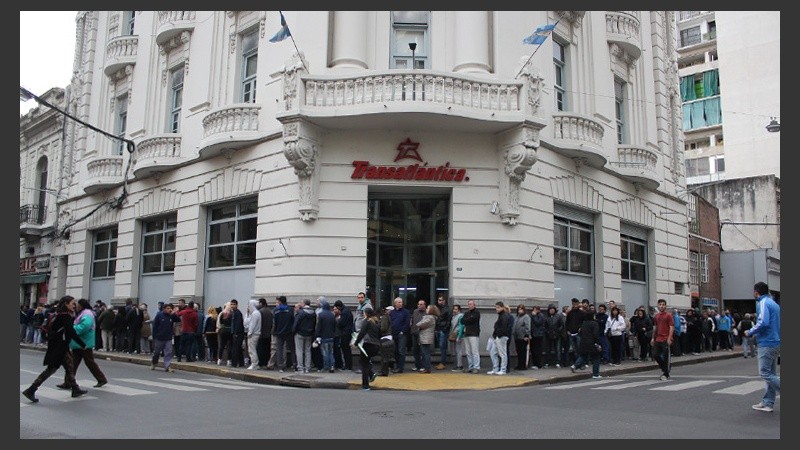 La fila de hinchas rodeaba media manzana por calle Rioja. (Rosario3.com)