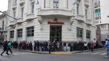 La fila de hinchas rodeaba media manzana por calle Rioja. (Rosario3.com)