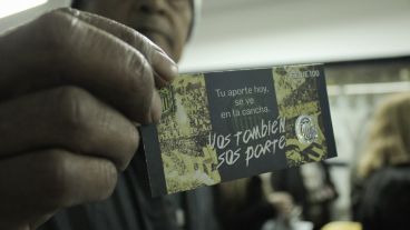 Un hincha muestra un bono que le permite ingresar al partido del domingo. (Rosario3.com)