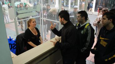 Hinchas de Central coparon la sede de calle Mitre para adquirir un bono para el clásico. (Rosario3.com)
