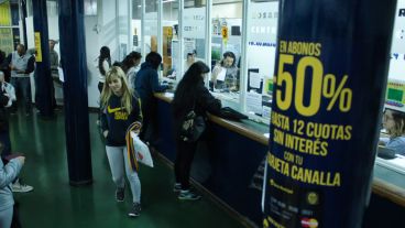 La sede abrió sus puertas a las 10 y los hinchas pudieron pagar cuotas y adquirir el bono obligatorio. (Rosario3.com)