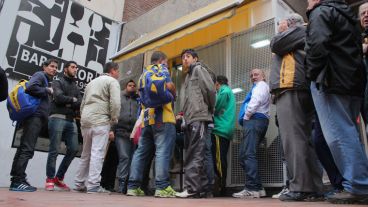 Hinchas frente a la sede de calle Mitre este miércoles por la mañana. (Rosario3.com)