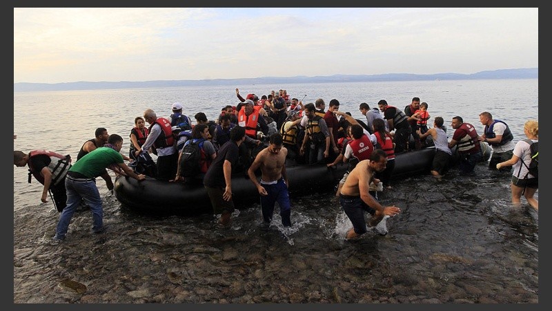 Así llegan los inmigrantes sirios a las costas de Grecia tras cruzar el mar Mediterráneo. (EFE)