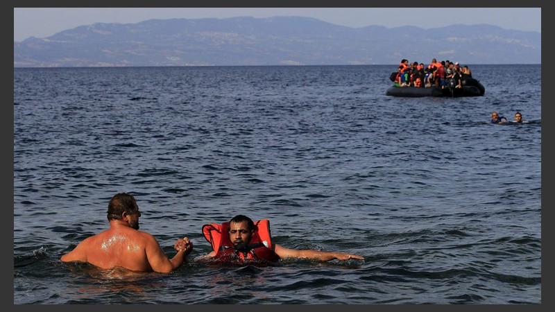 Los refugiados llegan en pequeñas y rústicas embarcaciones. (EFE)
