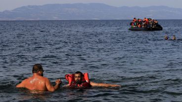 Los refugiados llegan en pequeñas y rústicas embarcaciones. (EFE)