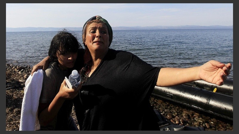 Dos mujeres sirias procedentes de Turquía tras tocar tierras griegas. (EFE)