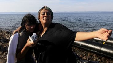 Dos mujeres sirias procedentes de Turquía tras tocar tierras griegas. (EFE)
