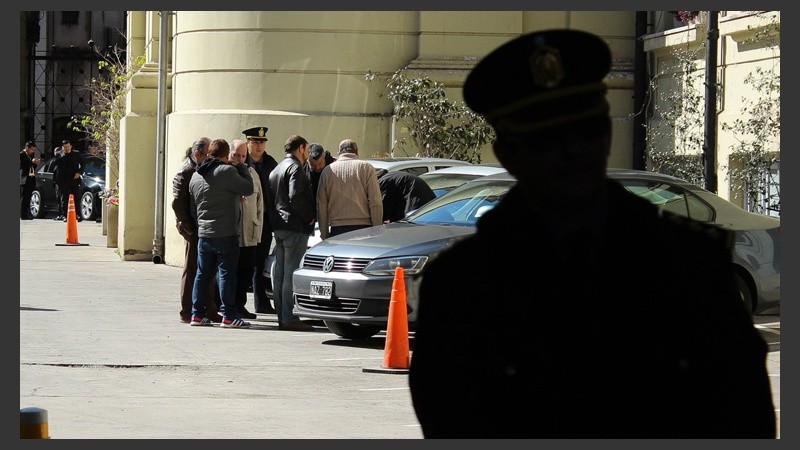 Dos funcionarios provinciales recibieron a los líderes de los gremios en el patio de Gobernación ante la celosa custodia de la policía. 