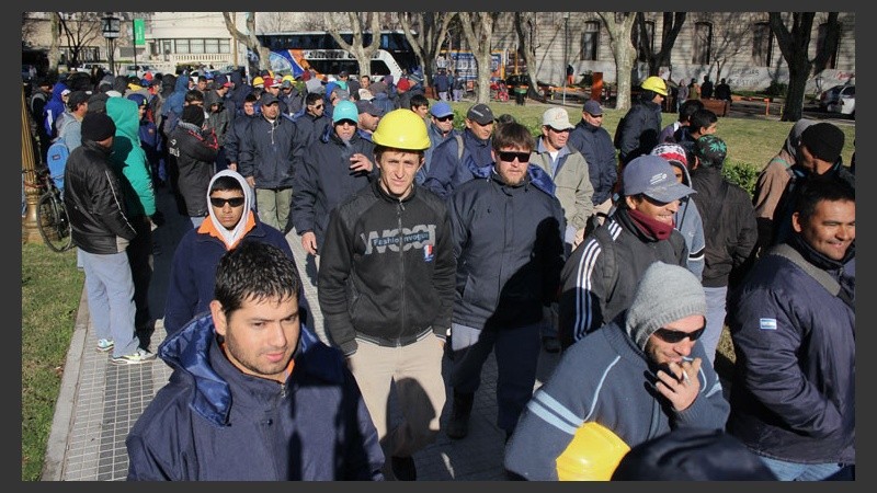 Desde temprano, cientos de trabajadores se acercaron a la plaza San Martín. (Alan Monzón/Rosario3.com)