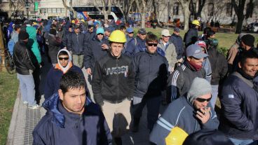 Desde temprano, cientos de trabajadores se acercaron a la plaza San Martín. (Alan Monzón/Rosario3.com)