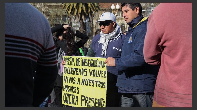 Dos trabajadores sostiene uno de los carteles visto durante el acto. (Alan Monzón/Rosario3.com)