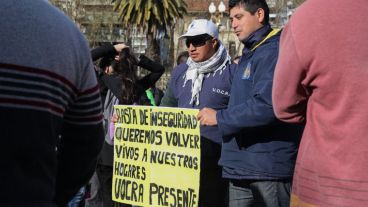 Dos trabajadores sostiene uno de los carteles visto durante el acto. (Alan Monzón/Rosario3.com)