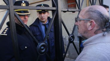 La policía dialogó con Vergara e impidió el avance por unos minutos. (Alan Monzón/Rosario3.com)