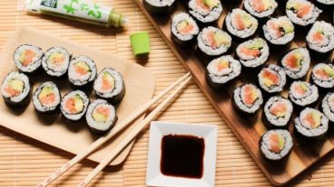 El relleno del sushi y los acompañamientos incluyen alimentos que lo enriquecen en calorías.