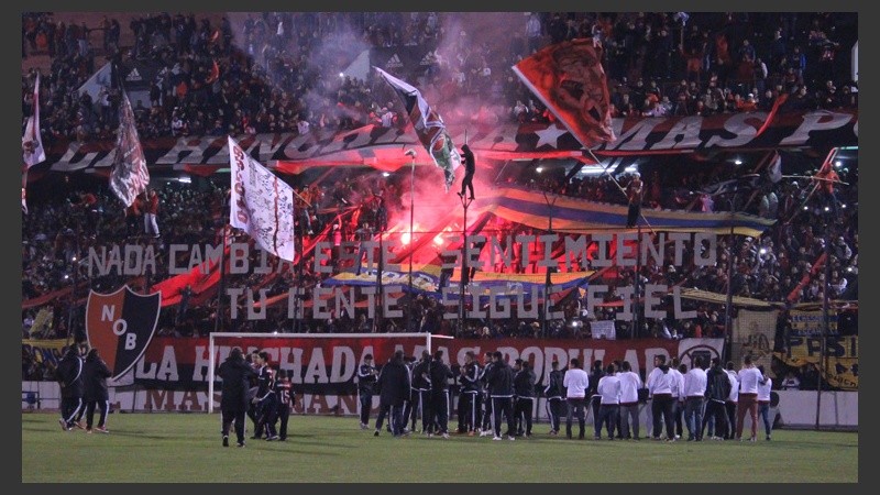Los hinchas de Newell´s coparon el Coloso para alentar a los jugadores previo al clásico.