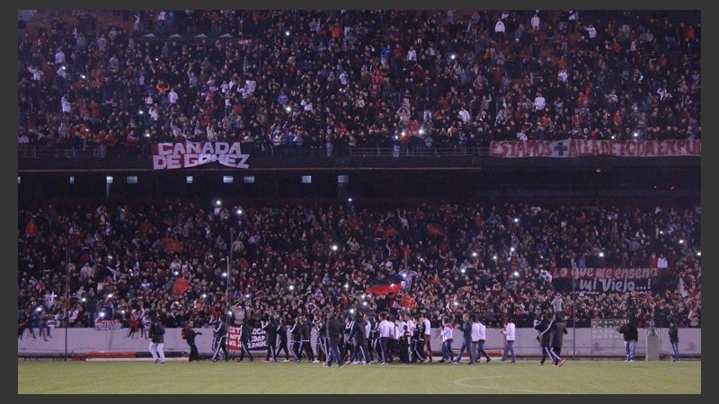 Los hinchas de Newell´s coparon el Coloso para alentar a los jugadores previo al clásico.