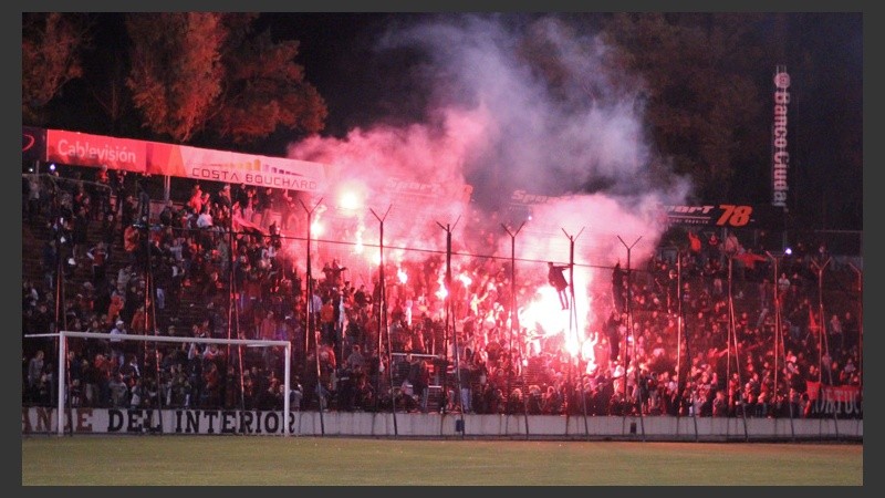 Los hinchas de Newell´s coparon el Coloso para alentar a los jugadores previo al clásico.
