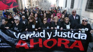 Postal de una de las tantas marchas. La dictadura dejó la muerte de unos 3.200 chilenos a manos de agentes del Estado. (EFE)