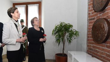 Michelle Bachelet y la senadora Isabel, hija del fallecido Salvador Allende, recordando al expresidente. (EFE)