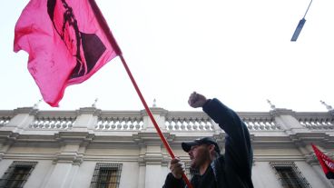 Un hombre agita una bandera con la cara de Allende en la jornada de recuerdo. (EFE)