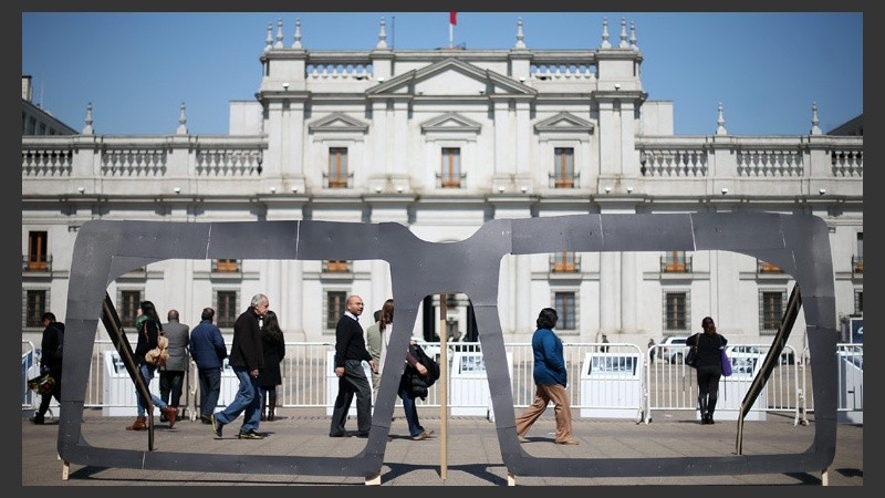 Una instalación con lentes gigantes como los que usaba el expresidente chileno frente al Palacio de La Moneda en Santiago. (EFE)