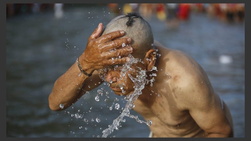 Un hombre de Nepal toma un baño sagrado en el río Bagmati para recordar a su padre fallecido. (EFE)