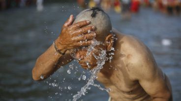 Un hombre de Nepal toma un baño sagrado en el río Bagmati para recordar a su padre fallecido. (EFE)