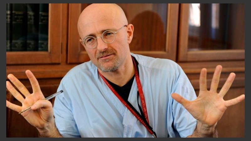 Sergio Canavero es el nombre del polémico cirujano que afirma estar en condiciones de trasplantar una cabeza humana