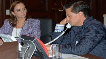 El presidente mexicano Enrique Peña Nieto coordina acciones de urgencia con la secretaria de Relaciones Exteriores, Claudia Ruiz Massieu.