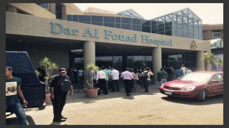 Policías egipcios vigilan frente al hospital Dar al Fouad, donde permanecen internados los turistas que fueron confundidos con terroristas. 