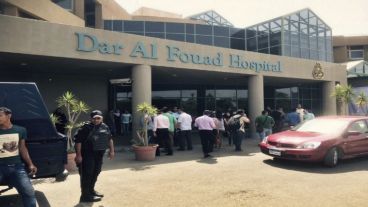 Policías egipcios vigilan frente al hospital Dar al Fouad, donde permanecen internados los turistas que fueron confundidos con terroristas.