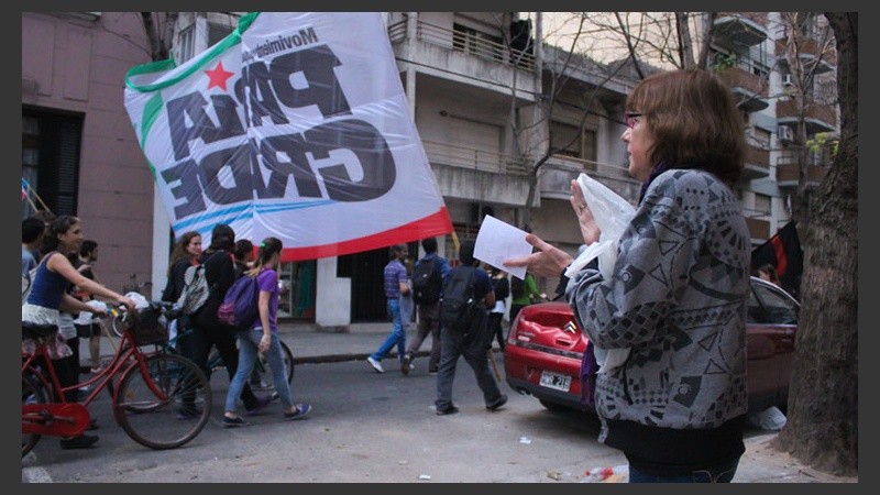 Una señora aplaude desde la vereda al pasar la columna de gente.  (Alan Monzón/Rosario3.com)