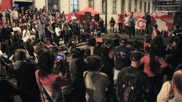 Hubo un breve acto en la puerta de Tribunales por calle Balcarce.