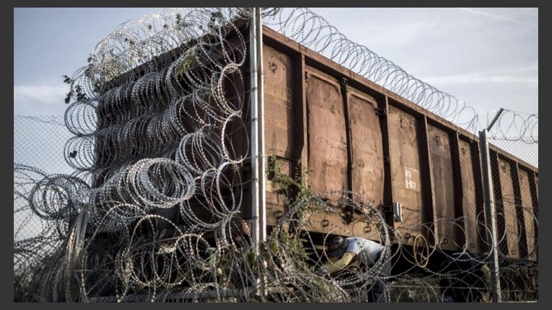 La valla ya construida en al frontera con Serbia se entiende a Rumania. 