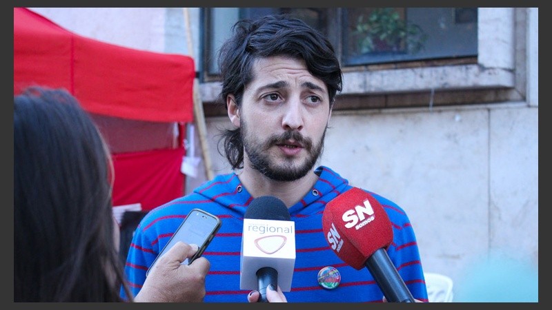 Pitu Salinas, referente del Movimiento 26 de Junio, habla con la prensa este martes. (Rosario3.com)