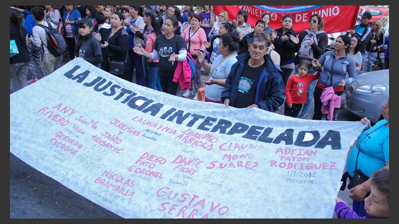 Una gran bandera y un reclamo de justicia frente a Tribunales. (Rosario3.com)