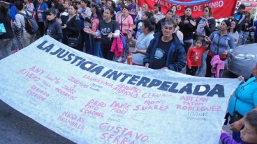Una gran bandera y un reclamo de justicia frente a Tribunales. (Rosario3.com)