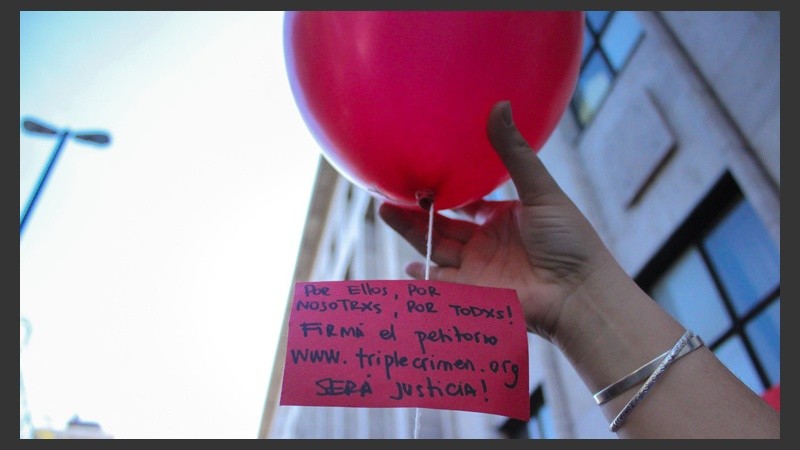 Hubo una suelta de globos con mensajes. (Rosario3.com)