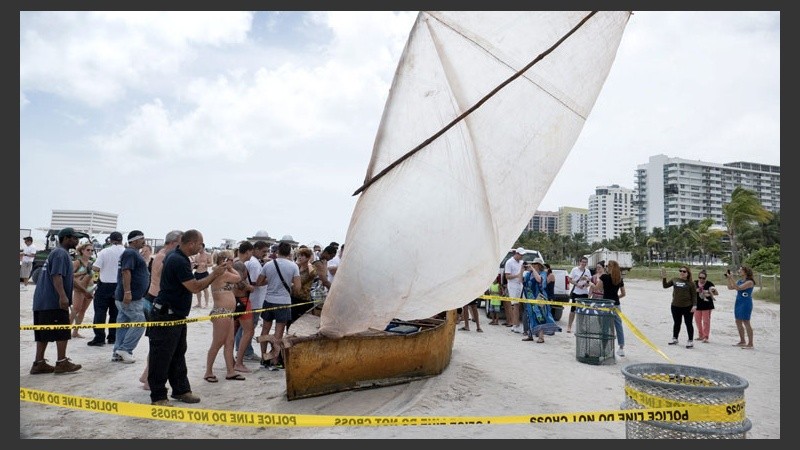 Así es la balsa donde 12 inmigrantes cubanos  (y un perro) lograron llegar a Miami. (EFE)