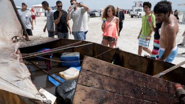 Tras seis días de viaje en la embarcación, los cubanos lograron pisar suelo norteamericano. (EFE)