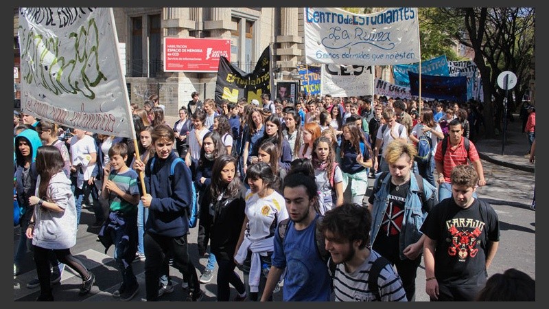 Decenas de jóvenes se movilizaron por las calles del centro rosarino. (Alan Monzón/Rosario3.com)
