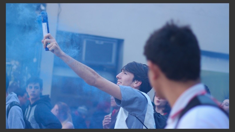 Un joven arroja humo azul durante la marcha este miércoles al mediodía. (Alan Monzón/Rosario3.com)