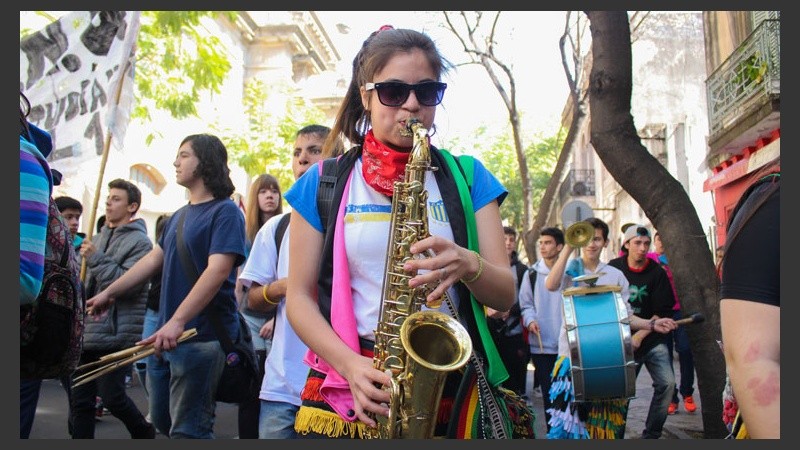 Un saxo sonó a lo largo de la movilización. (Alan Monzón/Rosario3.com)