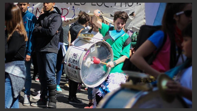 Varios bombos también se sumaron a la marcha. (Alan Monzón/Rosario3.com)