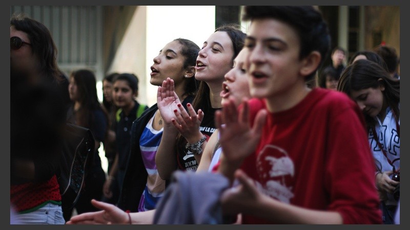 Los adolescentes en plena movilización por el centro rosarino. (Alan Monzón/Rosario3.com)